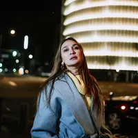 Di tengah kesibukannya, Luna Maya kerap menyempatkan diri untuk travelling. Outfitnya yang nyaman pun jadi sorotan karena tetap stylish [@lunamaya]