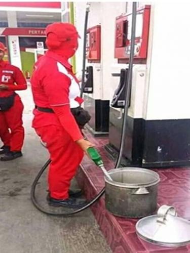 Wadah Nyeleneh Saat Isi Bensin di SPBU Ini Kocak Abis, Cuma Di Indonesia