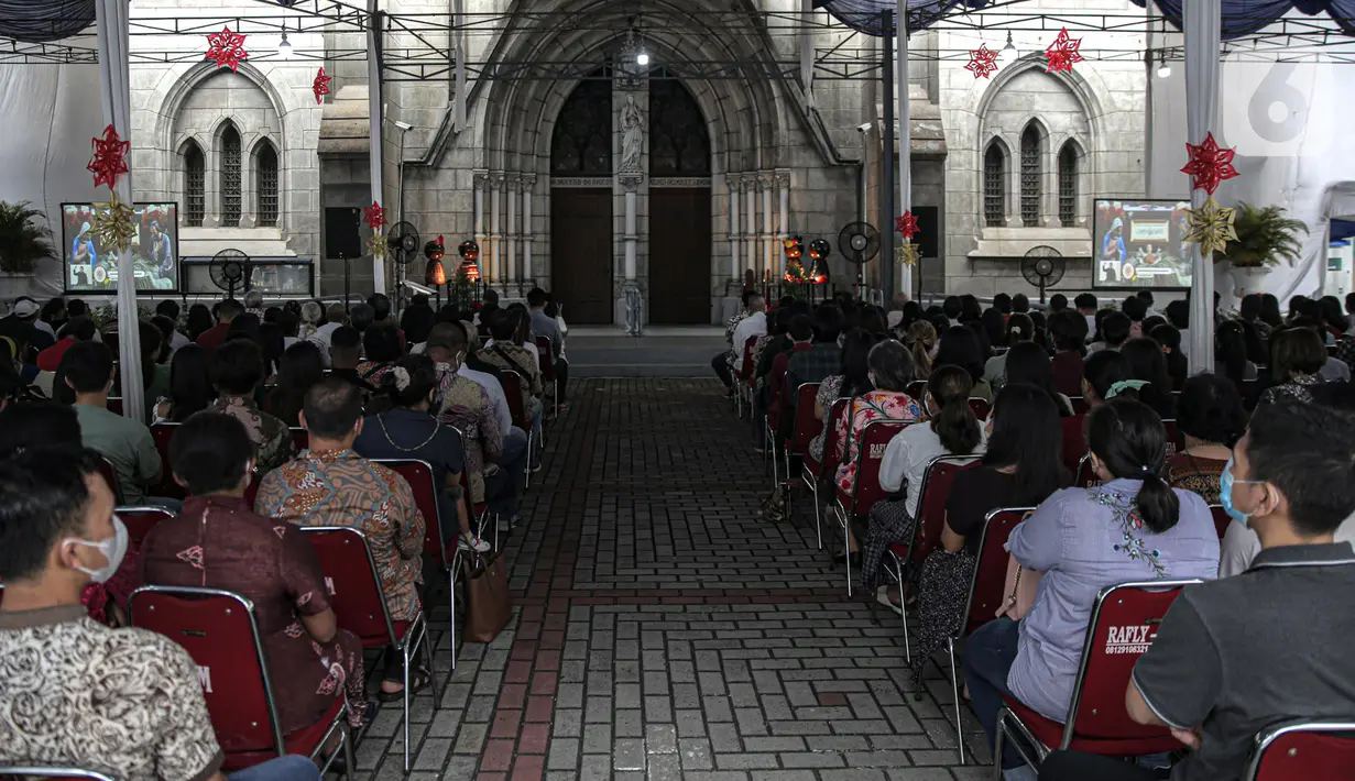 Umat Katolik melaksanakan Misa Natal di Gereja Katedral, Jakarta, Minggu (25/12/2022). Tema Natal yang diusung Gereja Katedral Jakarta tahun ini adalah 'Pulanglah Mereka ke Negerinya Melalui Jalan Lain'. (Liputan6.com/Faizal Fanani)