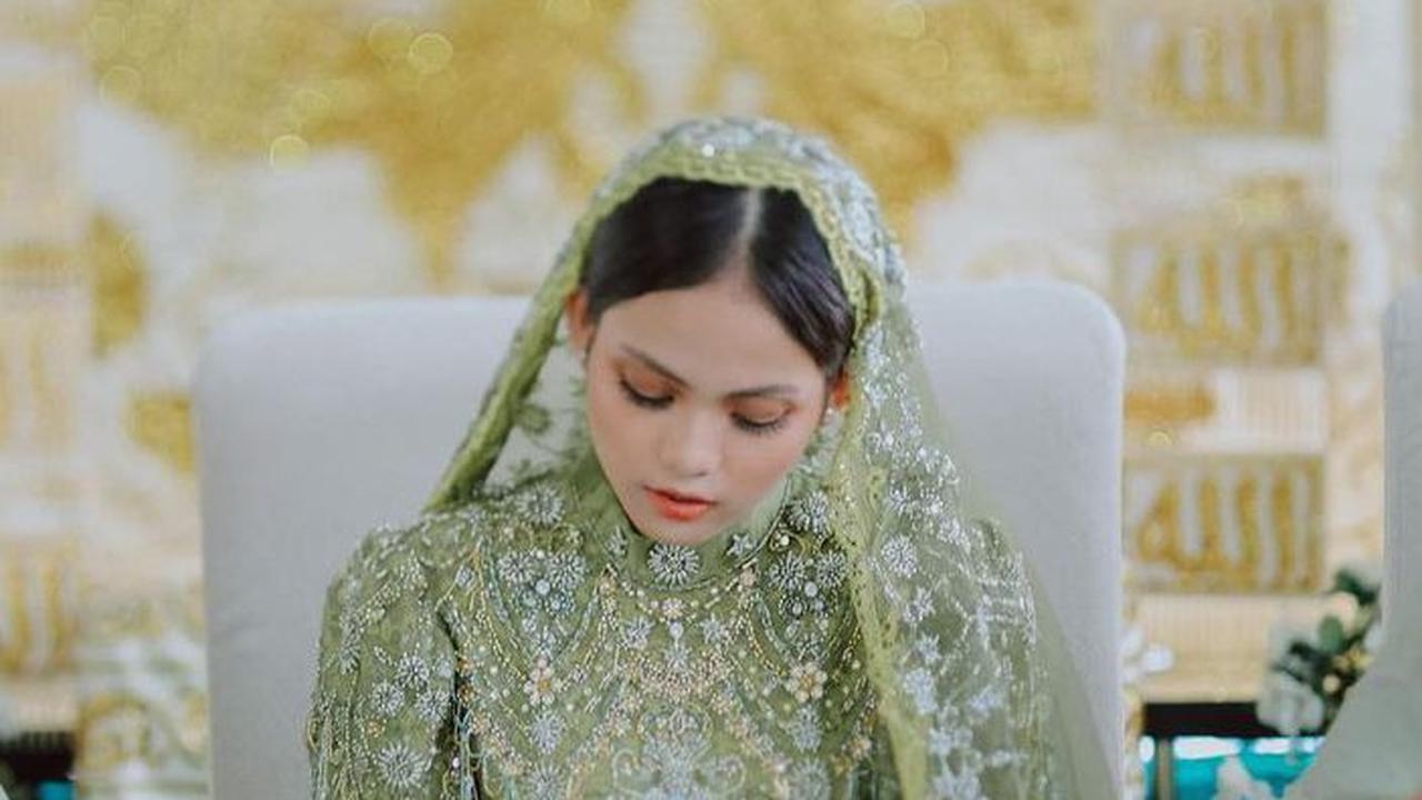 Putri juga ikut mengaji setelah doa pembukaan dibacakan. Perempuan berusia 20 tahum ini terlihat sudah siap menyambut pernikahannya yang tinggal menghitung hari.