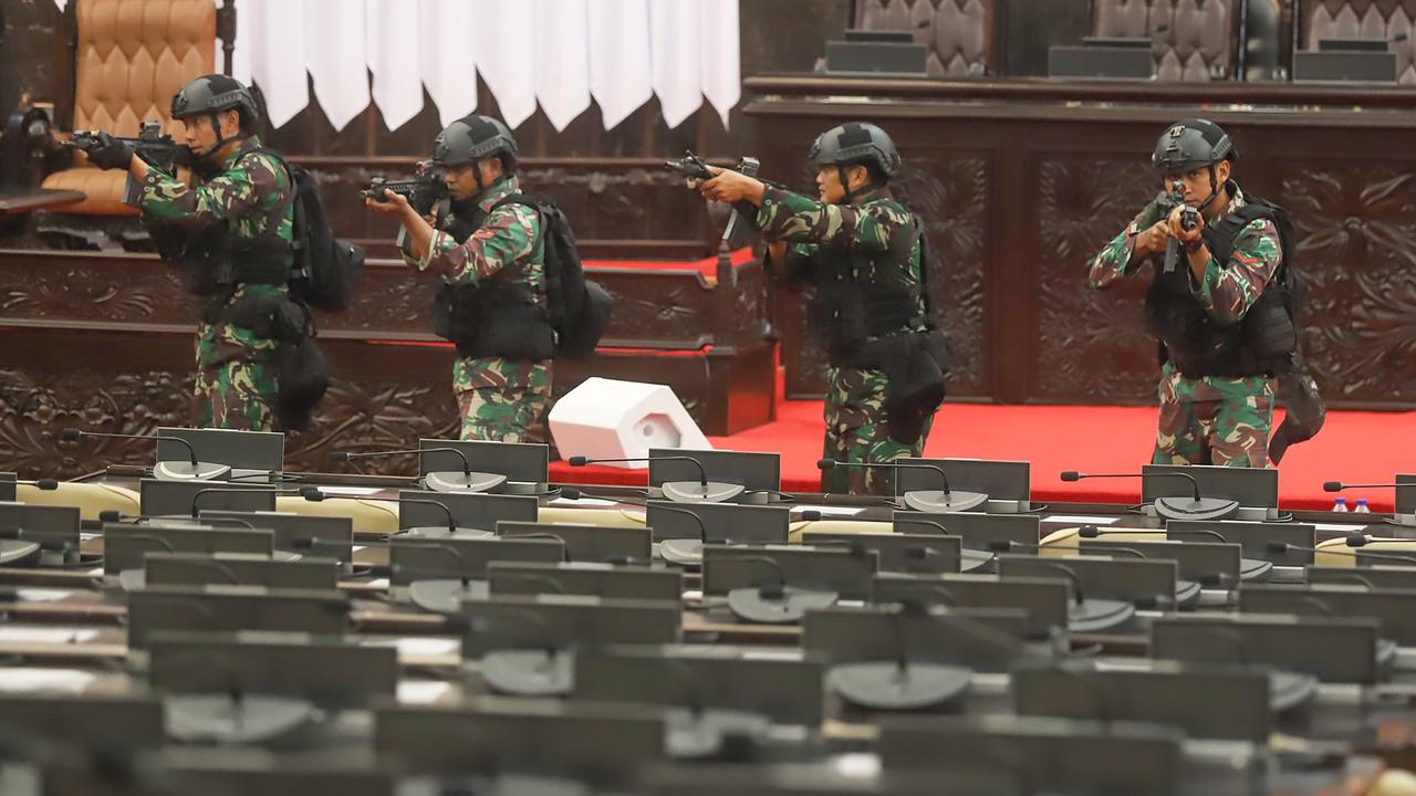 Barisan prajurit TNI amankan Gedung DPR jelang pelantikan Prabowo