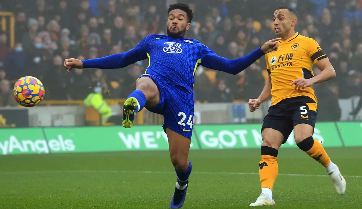 Reece James menjadi salah satu penampil terbaik Chelsea musim ini. Ia kuat di belakang dan mematikan ketika menyerang. Karena cedera, James baru tampil sebanyak 17 kali dengan mencetak 5 gol dan 6 assist untuk The Blues musim ini. (AFP/Lindsey Parnaby)