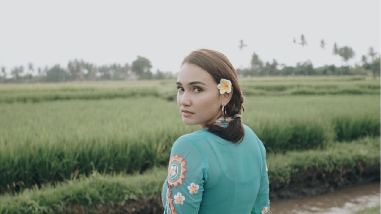 Potret Cantik Feby Febiola