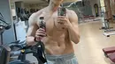 Minhyuk memamerkan tubuh berototnya saat berada di tempat gym. Selain memiliki wajah tampan Rapper tersebut juga memiliki tubuh yang ideal dengan perut kotak-kotak. (Instagram/@hutazone)
