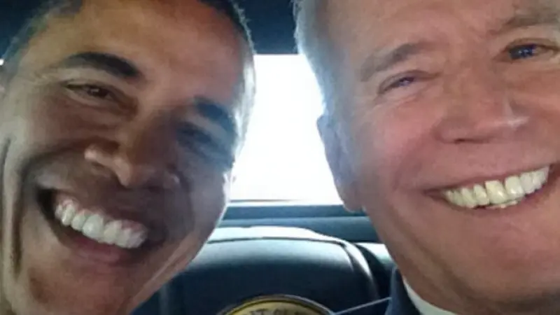 Barack Obama dan Joe Biden Selfie