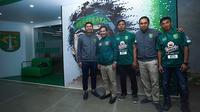 Pelatih anyar Persebaya, Djadjang Nurdjaman, sudah tiba di Surabaya, Selasa (4/9/2018). (Bola.com/Dok. Persebaya)