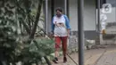 Pasien positif Covid-19 saat berolahraga di sekitar taman Rumah Sakit Darurat (RSD) Wisma Atlet, Kemayoran, Jakarta, Minggu (6/12/2020). Setiap pagi dan sore hari pihak RSD Wisma Atlet memperbolehkan pasien Covid-19 keluar kamar untuk berolahraga sekaligus menikmati udara segar. (merdeka.com/Iqbal N