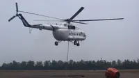 Hampir tiga bulan tiga unit helikopter BNPB beroperasi memadamkan kebakaran di Jambi. (Dok: BPBD Jambi/Liputan6.com/B Santoso)