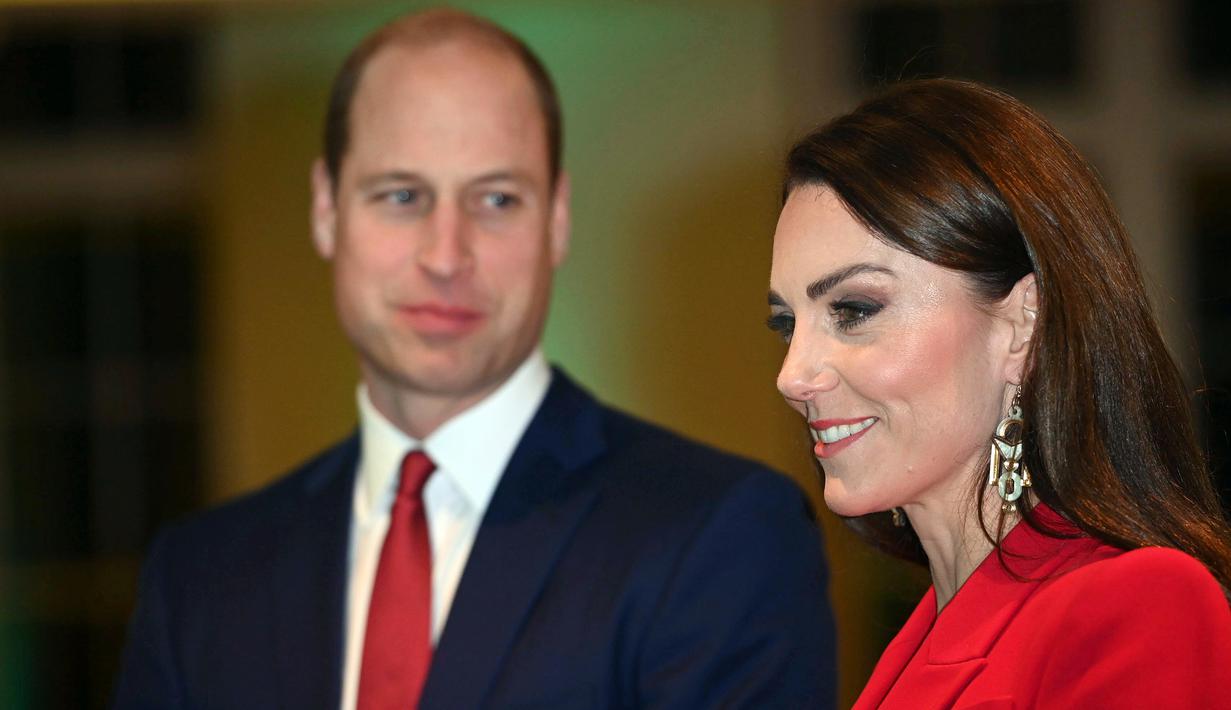 Pangeran Inggris William (kiri) dan Putri Wales Kate Middleton menghadiri acara The Royal Foundation Centre for Early Childhood di BAFTA, London, Inggris, 30 Januari 2023. Kate Middleton tak segan tampil menonjol di hadapan publik, termasuk memilih warna merah untuk menghadiri sebuah acara penting. (Eddie Mulholland/Pool Photo via AP)