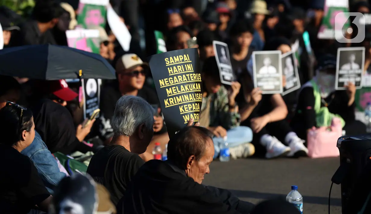 Unjuk rasa semakin besar saat kendaraan taktis milik Korps Brigade Mobil Polri melindas pengemudi ojek daring atau online bernama Affan Kurniawan pada Kamis, 28 Agustus 2025. Sayangnya, aksi unjuk rasa dinodai dengan penjarahan rumah anggota DPR dan Menteri Keuangan Sri Mulyani serta perusakan fasilitas umum. (Liputan6.com/Helmi Fithriansyah)