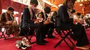 Pemilik robot anjing "aibo" dalam upacara doa di aula kuil untuk menandai Festival Shichi-Go-San di Kuil Kanda Myojin, Tokyo, Jepang, Jumat (11/11/2022). Lebih dari 60 pemilik "aibo" menghadiri acara tradisional yang diadakan setiap tahun dengan mendoakan kesehatan yang baik di masa depan untuk anak perempuan berusia tiga dan tujuh tahun dan anak laki-laki berusia lima tahun. (Richard A. Brooks / AFP)