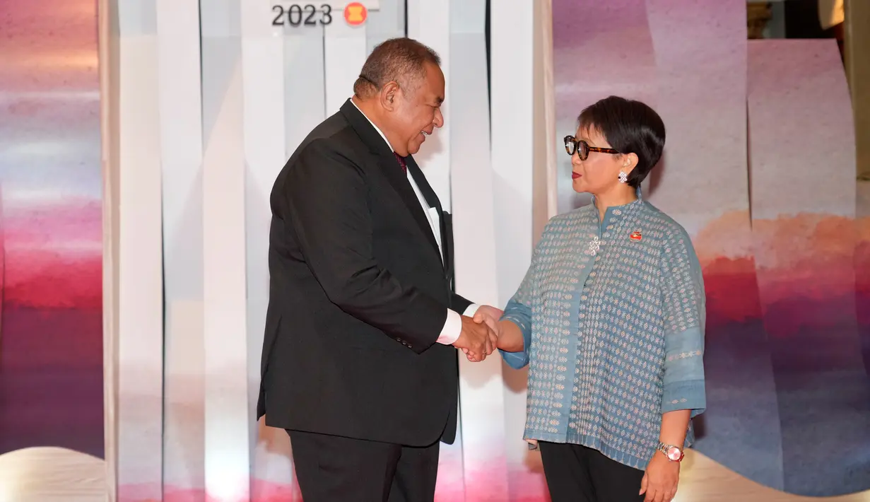Menteri Luar Negeri Timor Leste Bendito Freitas (kiri) disambut oleh Menteri Luar Negeri Indonesia Retno Marsudi setibanya untuk Association of Southeast Asian Nations (ASEAN) Foreign Ministers Meeting atau Pertemuan Menteri Luar Negeri Perhimpunan Bangsa-Bangsa Asia Tenggara di Jakarta, Indonesia, Selasa, 11 Juli 2023. (AP Photo/Achmad Ibrahim, Pool)