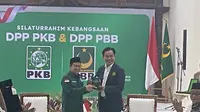 Ketua Umum Partai Bulan Bintang (PBB) Yusril Ihza Mahendra menyambangi Ketua Umum PKB Muhaimin Iskandar alias Cak Imin di Kantor DPP PKB, Kamis (16/3/2023). (Liputan6.com/Muhammad Radityo Priyasmoro)