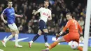 Harry Kane memborong dua gol buat Tottenham Hotspur, gol lainnya tercipta dari bunuh diri Michael Keane dan dari aksi Song Heung-min serta Sergio Regulion. (AP/Ian Walton)