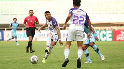 Menit ke-14, Persita melalui Alex Goncalves nyaris mencetak gol namun sontekannya memanfaatkan umpan Cardozo masih melebar. (Bola.com/Ikhwan Yanuar)