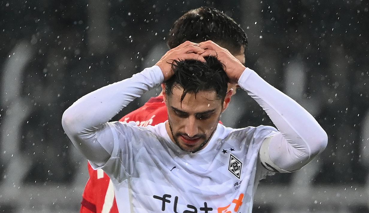 Gelandang Borussia Moenchengladbach, Lars Stindl kecewa usai gagal memanfaatkan peluang dalam laga lanjutan Liga Jerman 2020/21 pekan ke-20 melawan FC Koln di Borussia Park, Sabtu (6/2/2021). Borussia Moenchengladbach kalah 1-2 dari FC Koln. (AFP/Ina Fassbender/Pool)