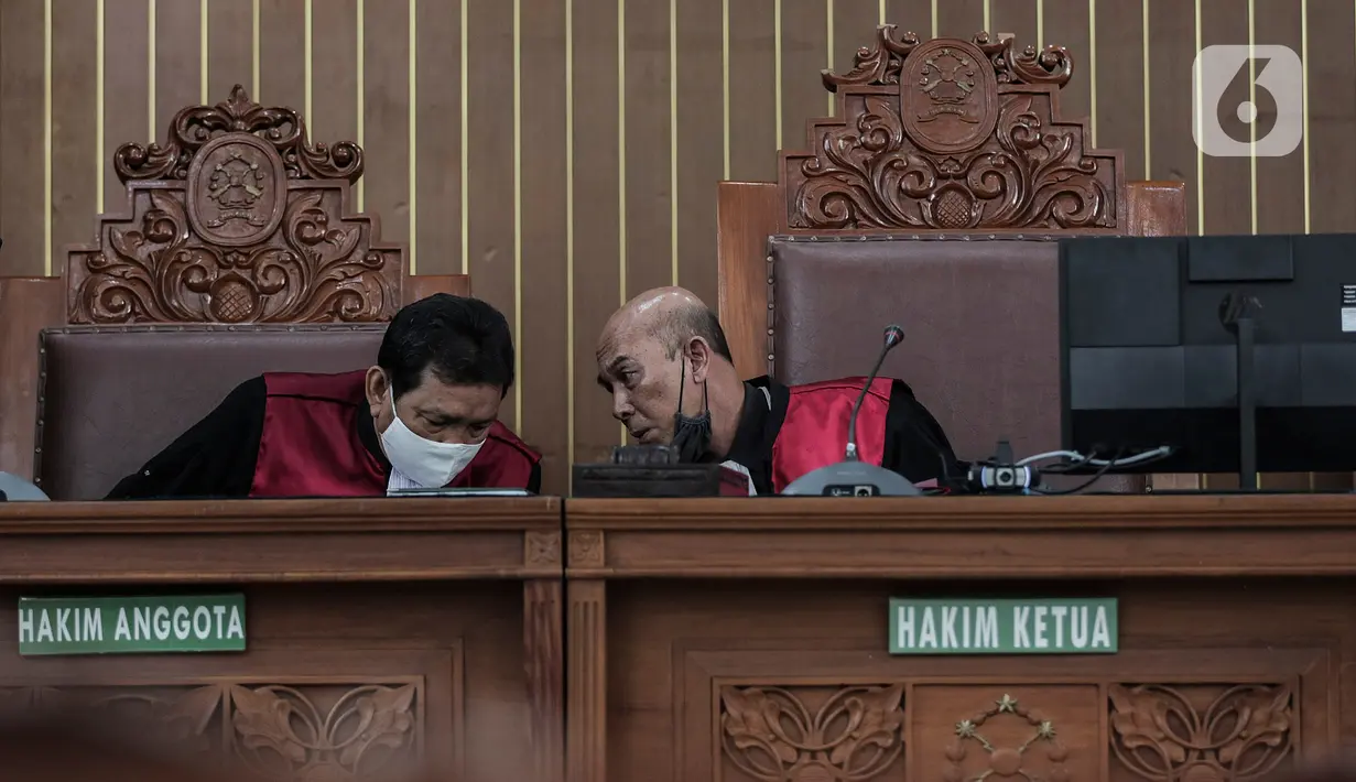Majelis Hakim berdiskusi saat memimpin sidang permohonan peninjauan kembali (PK) yang diajukan buronan kasus korupsi pengalihan hak tagih (cessie) Bank Bali, Djoko Tjandra di PN Jakarta Selatan, Senin (6/7/2020). Sidang ditunda karena Djoko Tjandra dikabarkan sakit. (Liputan6.com/Johan Tallo)