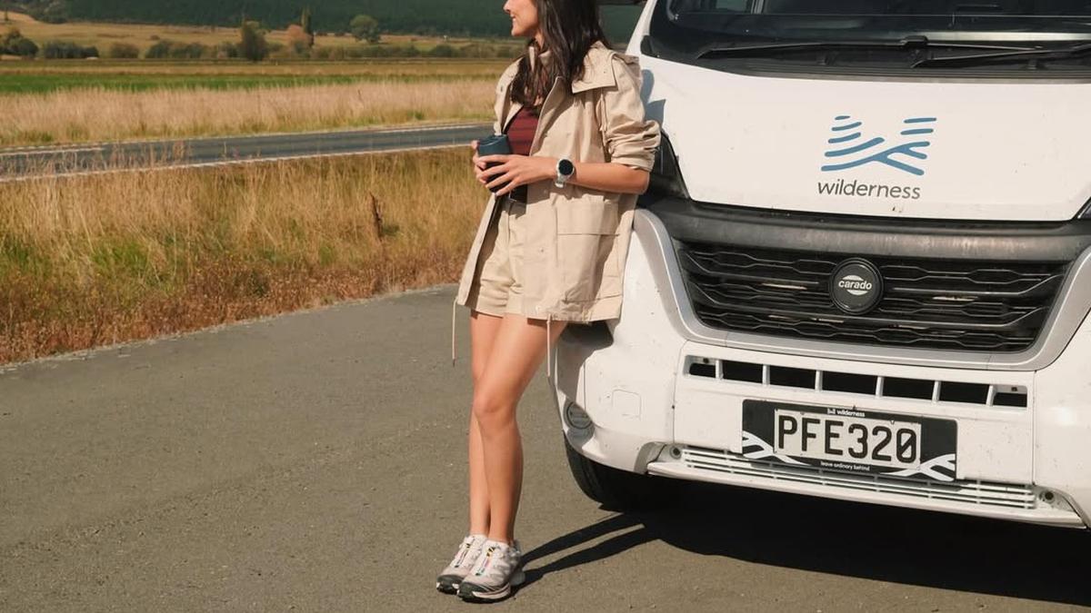 Naik Campervan hingga Trekking ke Lake Marian, Gaya Sporty Casual Amanda Rawles di New Zealand Jadi Inspirasi Liburan