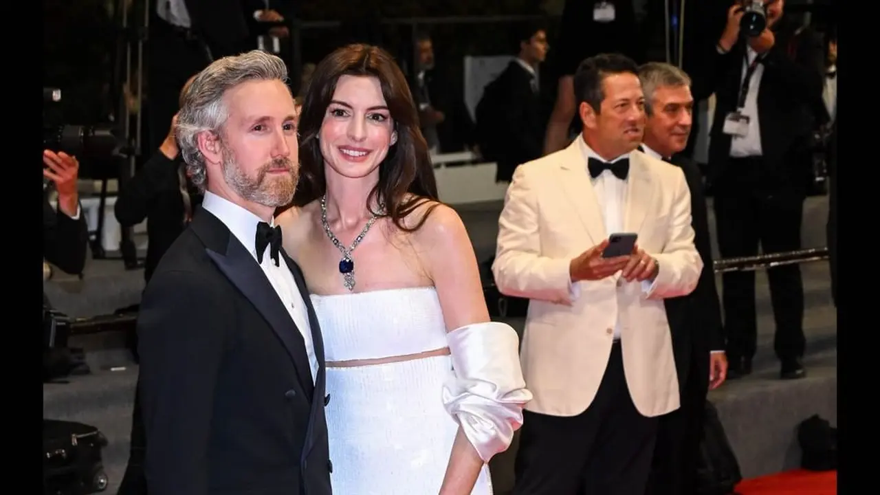 Debut Hadir di Festival Film Cannes, Anne Hathaway Cantik dengan Gaun Serba Putih