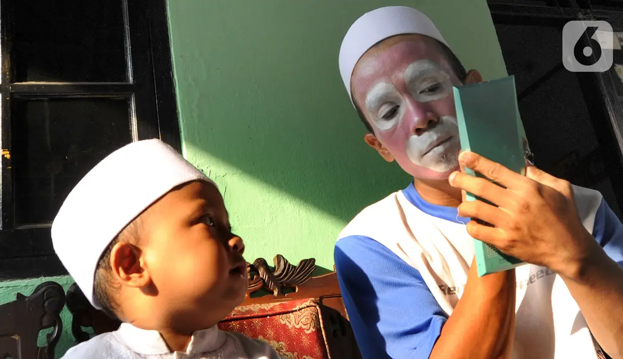 Semula, Yahya (38 tahun) hanya guru mengaji biasa pada Panti Asuhan Darussalam An'nur, kawasan Sudimara Pinang, Kota Tangerang, Banten. Setiap mengajar ia selalu mengenakan pakaian ala badut dengan riasan wajah, hidung merah membesar serta peci putih menghiasi kepalanya. (merdeka.com/Arie Basuki)