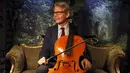 David Teie, komposer AS dan pemain cello, berpose saat mempromosikan album Music For Cats di London, 18 Oktober 2016. Album yang bakal dirilis oleh Universal Music itu akan beredar sebanyak 10 ribu kopi di peluncuran pertamanya. (ADRIAN DENNIS/AFP)