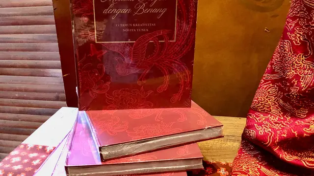 Buku "Melukis Negeri dengan Benang : 15 Tahun karya Novita Yunus