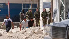 Tentara Israel berjaga-jaga ketika warga Palestina meninggalkan rumah-rumah mereka yang dijadwalkan akan dihancurkan di kamp pengungsi Tulkarem pada 26 Mei 2025. (Jaafar ASHTIYEH/AFP)