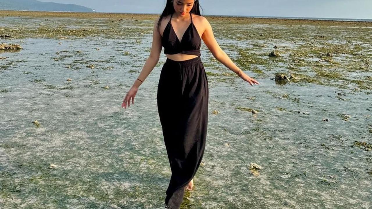 Mengeksplorasi berbagai spot yang ada di Gili Trawangan, Fuji kembali menikmati pemandangan indah yang ada di pantai.