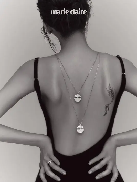 Tato sayap burung Moon Ga Young terinspirasi oleh mimpi konsepsi ibunya. (Foto: Marie Claire via Koreaboo)