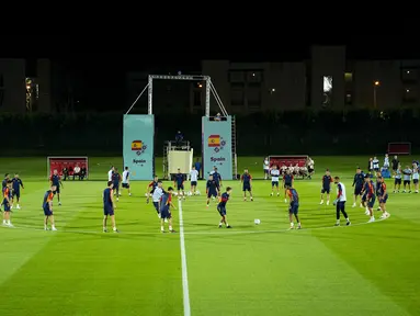 Para pemain Spanyol melakukan pemanasan saat sesi latihan di Universitas Qatar, di Doha, Qatar, Selasa, 22 November 2022. Spanyol akan memainkan pertandingan pertamanya di Grup E Piala Dunia melawan Kosta Rika. (AP Photo/ Julio Cortez)