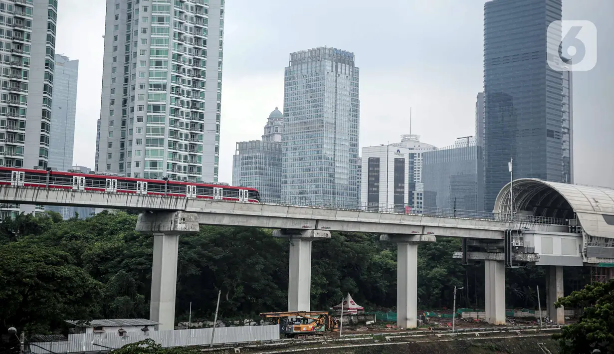 Gerbong kereta Light Rail Transit (LRT) terparkir di jalur Dukuh Atas, Jakarta, Kamis (17/2/2022). LRT Jabodebek direncanakan akan beroperasi sebagai moda transportasi umum mulai tanggal 17 Agustus 2022. (Liputan6.com/Faizal Fanani)