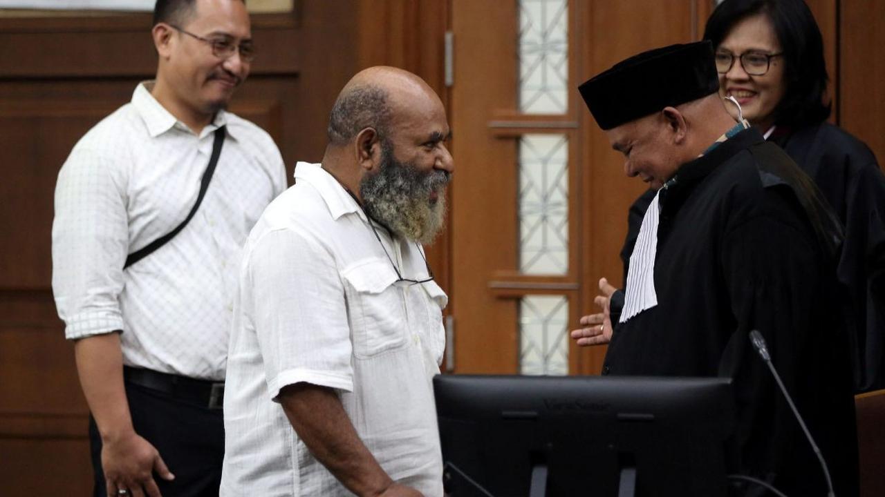 "Baik ke saksi Sherly Susan ya, ini saudara cepat sekali berubah, tadi awalnya bilang tidak ingat pernah transfer atau tidak ada pernah meminta Rp1 miliar kepada Budi Sultan untuk ditransfer ke saudara Lukas Enembe, ya? Awalnya tadi tidak ingatkan, namun,