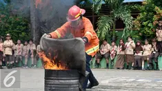 Dinas Pemadam Kebakaran (Damkar) menggelar penyuluhan dan sosialisasi singkat mengatasi kebakaran di SDN 04 Pagi, Jagakarsa, Jakarta Selatan, Rabu (21/9). (Liputan6.com/Yoppy Renato)
