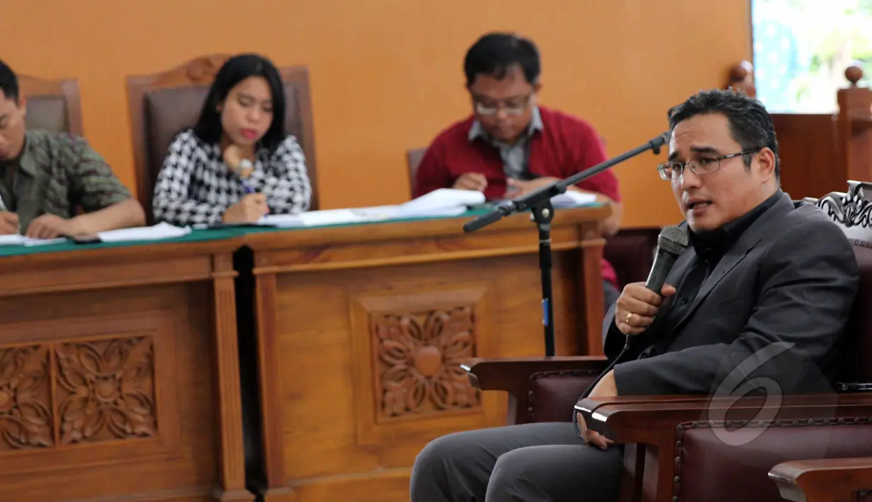Dosen Hukum UMJ, Khoirul Hudha saat memberikan kesaksian dalam Sidang lanjutan praperadilan mantan Menteri ESDM, Jero Wacik di PN Jakarta Selatan, Jakarta, Rabu (22/4/2015).(Liputan6.com/Helmi Afandi)