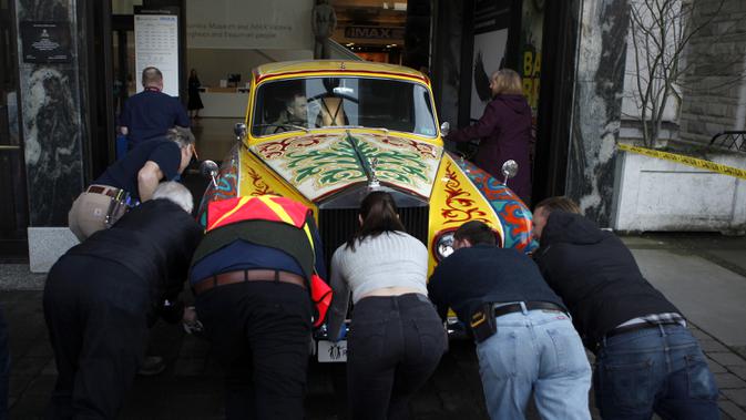 Rolls-Royce limusin touring Phantom V milik John Lennon dimasukan untuk ditampilkan di Museum Royal BC di Victoria, British Columbia (27/1/2020). Mobil ini masih terjaga kondisinya sampai menarik perhatian sejumlah kolektor dunia. (Chad Hipolito/The Canadian Press via AP)