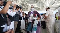 Sebanyak 358 jemaah haji Indonesia kloter pertama yang diberangkatkan dari embarkasi solo (SOC 1) sudah tiba di Madinah, Sabtu 4 Juni 2022 telah mendarat di Bandara Amir Muhammad bin Abdul Aziz (AMAA) sekitar pukul 09.58 waktu Arab Saudi (WAS). (Tim dokumentasi Kementerian Agama Republik Indonesia)