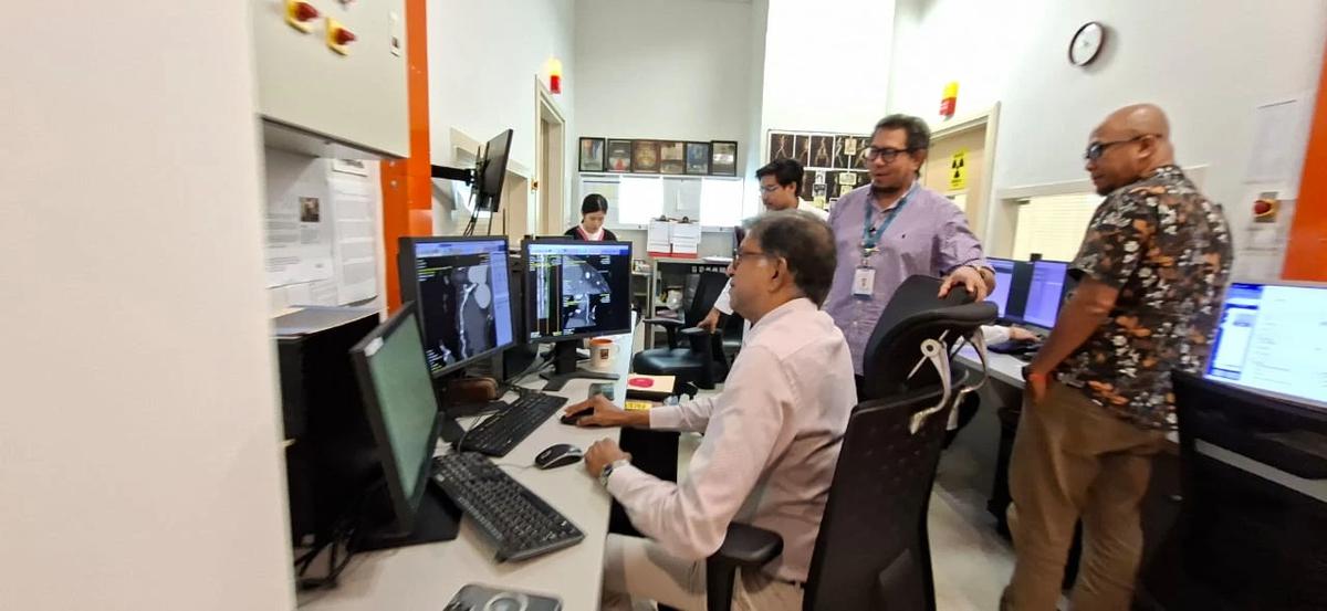 Dr. Suren Thuraisingham, Ahli Jantung, CVSKL sedang memeriksa hasil CT Scan pasien, Rabu (26/11).