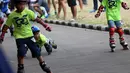 Seorang peserta terjatuh sebelum finish dalam kejuaraan Invitasi Sepatu Roda DKI Jakarta di Senayan, Jakarta, Minggu (8/11/2015). Kejuaraan ini diikuti sekitar 39 klub seluruh Indonesia. (Bola.com/Nicklas Hanoatubun).