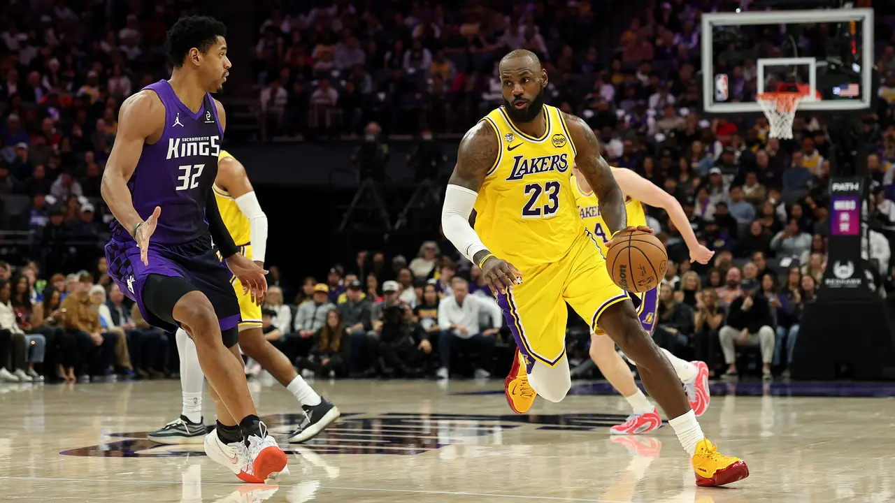 Kings Rusak Debut LeBron James dengan Emblem 23 Tahun di NBA