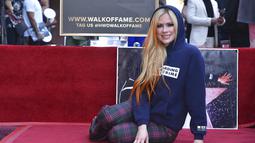Avril Lavigne menerima bintang di Hollywood Walk of Fame. (Foto: Richard Shotwell/Invision/AP)