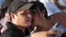 Sepasang suami istri berswafoto saat pernikahan massal di Managua, Nikaragua, Minggu (14/2/2021). Sekitar 400 pasangan mengatakan "I do" pada Hari Valentine pada acara nikah massal gratis. (AP Photo/Diana Ulloa)