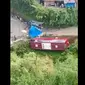 Video viral perlihatkan detik-detik kecelakaan bus di Guci, Slawi, Jawa Tengah. (Twitter @Nurdyanto21)
