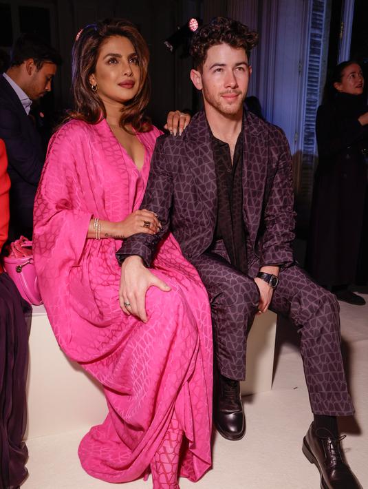 Priyanka Chopra dan Nick Jonas Tampil Mesra di Paris Fashion Week - Foto  Liputan6.com