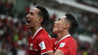 Pemain Timnas Indonesia, Beckham Putra (kiri) melakukan selebrasi bersama Rizky Ridho setelah mencetak gol ke gawang St Kitts and Nevis dalam laga semifinal FIFA Series 2026 di Stadion Utama Gelora Bung Karno (SUGBK), Senayan, Jakarta, Jumat (27/03/2026). (Bola.com/M Iqbal Ichsan)