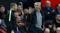 Pelatih Manchester United, Jose Mourinho, memprotes wasit cadangan pada laga melawan Burnley di Stadion Old Trafford, Sabtu (29/10/2016). (Action Images via Reuters/Carl Recine)