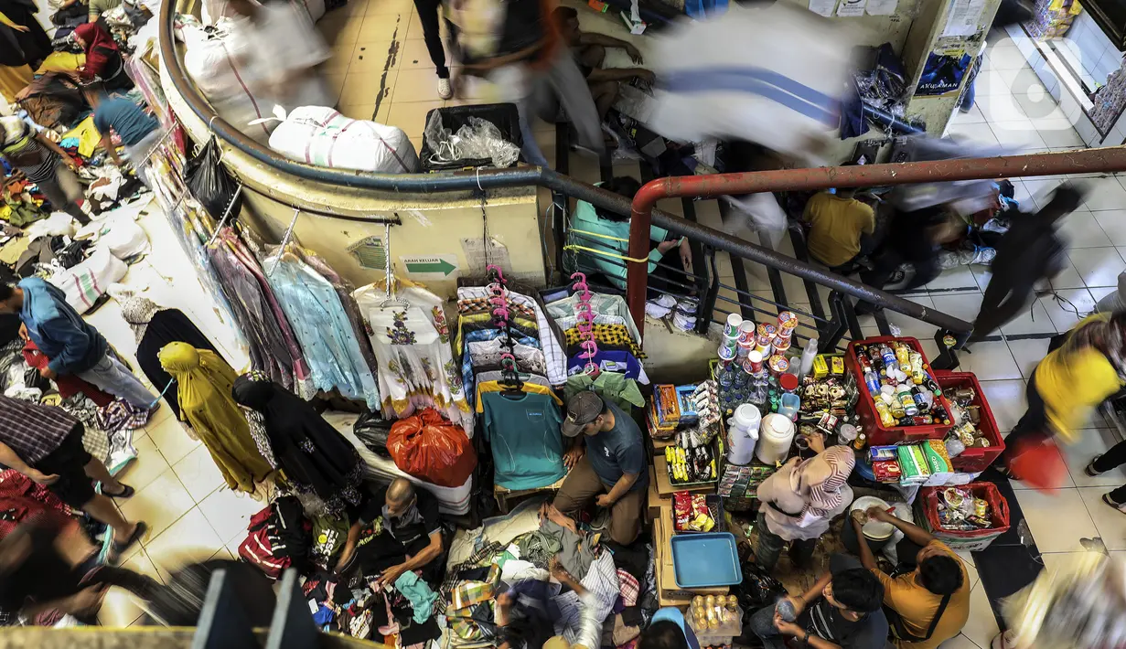 <p>Para pedagang pakaian menunggu pembeli di Pasar Cipulir, Jakarta Selatan, Rabu (27/4/2022). Peningkatan pembelian pakaian di Pasar Cipulir terjadi karena banyak pedagang maupun warga yang berbelanja lebih awal untuk mengantisipasi keramaian mendekati Idul Fitri. (Liputan6.com/Johan Tallo)</p>