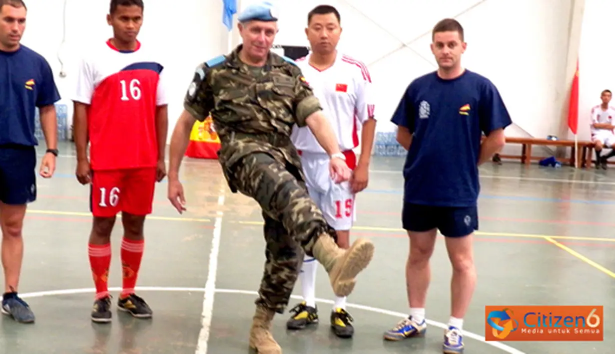 Citizen6, Lebanon: Tim Futsal Indobatt berhasil mengalahkan Tim Futsal Batalyon Kontingen India dengan skor telak 7-1. di lapangan Futsal Sektor Timur UNIFIL UN Posn 7-2, Marjayoun, Lebanon Selatan, Selasa (12/6). (Pengirim: Badarudin Bakri)
 