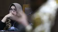 Terdakwa dugaan suap kesepakatan kontrak kerja sama pembangunan PLTU Riau-1, Eni Maulani Saragih menyimak keterangan saksi pada sidang lanjutan di Pengadilan Tipikor, Jakarta, Rabu (2/1). Tujuh saksi dihadirkan JPU KPK. (Liputan6.com/Helmi Fithriansyah)