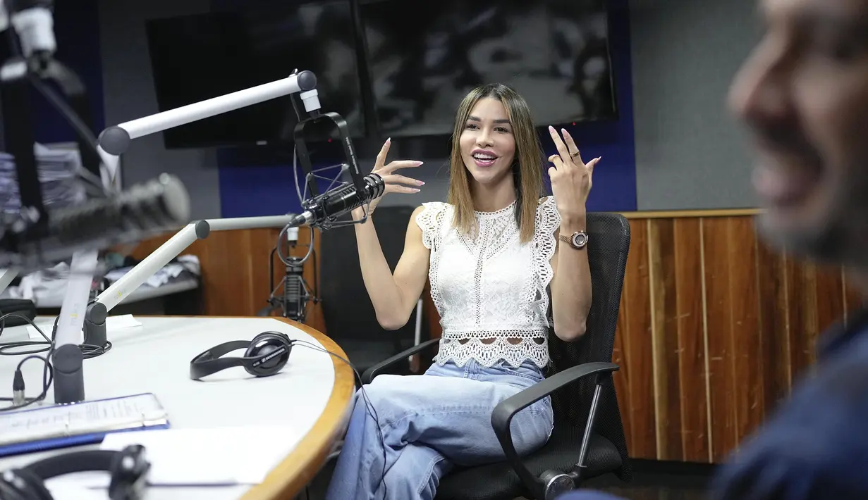 Perempuan transgender menantang norma-norma masyarakat dengan mendaftar untuk berkompetisi di kontes Miss Venezuela. (AP Photo/Matias Delacroix)