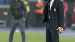 Pelatih Italia, Roberto Mancini menginstruksikan pemainnya saat bertanding melawan Swiss pada ertandingan Grup C kualifikasi Piala Dunia 2022 di stadion Olimpiade Roma, Sabtu (13/11/2021). Hasil ini membuat Swiss berada di posisi kedua klasemen dengan perolehan poin sama dengan Italia. (AP Photo/Gre